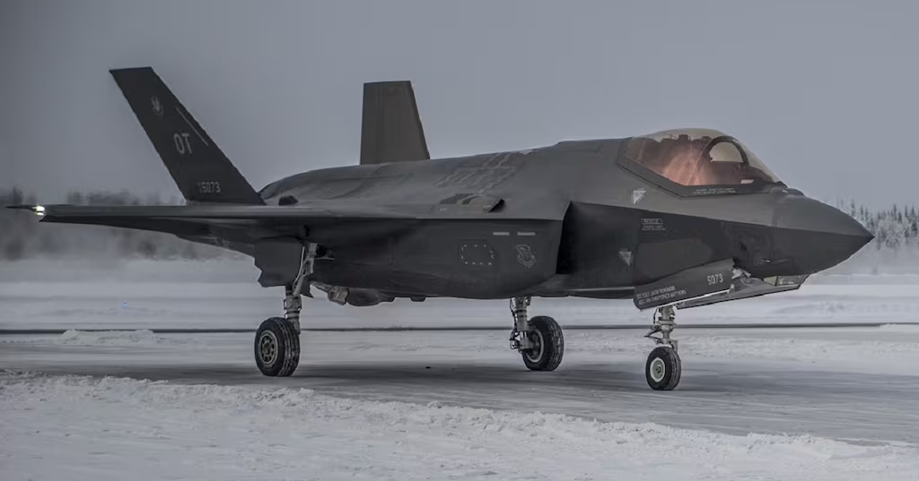 Samolot F-35A Lightning II Sił Powietrznych Stanów Zjednoczonych stoi na linii lotniczej podczas wstępnych testów operacyjnych i oceny 23 stycznia 2018 r. w bazie lotniczej Eielson na Alasce.