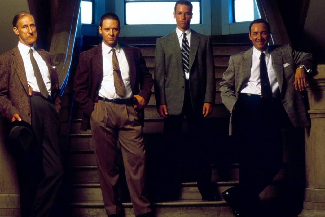 Russell Crowe, Kevin Spacey, James Cromwell, i Guy Pearce we filmie Tajemnice Los Angeles (z 1997 roku)